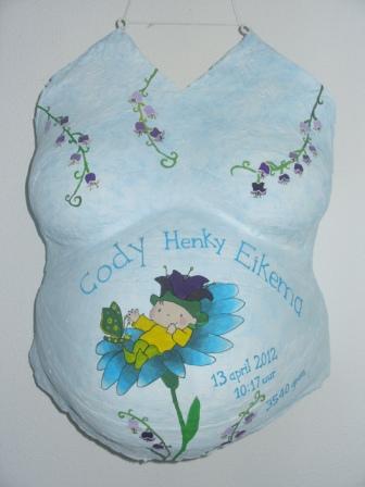 Gipsbuik met baby op bloem