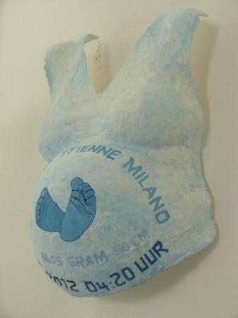 Gipsbuik met blauwe voetjes en geboortegegevens